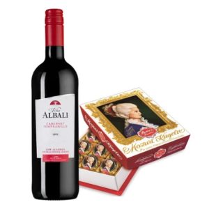 Набор вино б/алк "Винья Албали Каберне Темпранильо" 0.75л и конфеты 240г